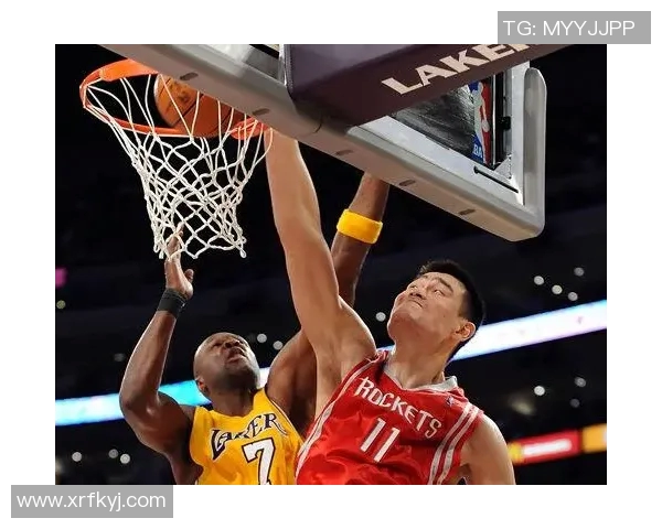 姚明背靠篮筐的瞬间:巨人之姿与篮球的完美结合 姚明背靠篮筐的瞬间:巨人之姿与篮球的完美结合