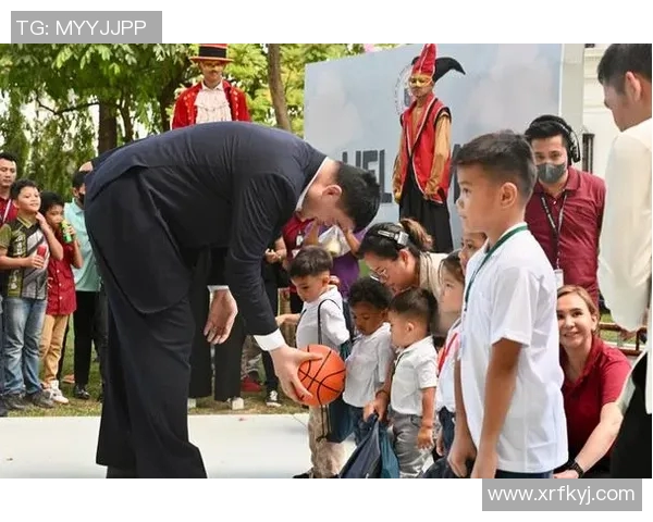姚明走访学校传递篮球精神激励年轻学子追逐梦想 姚明走访学校传递篮球精神激励年轻学子追逐梦想